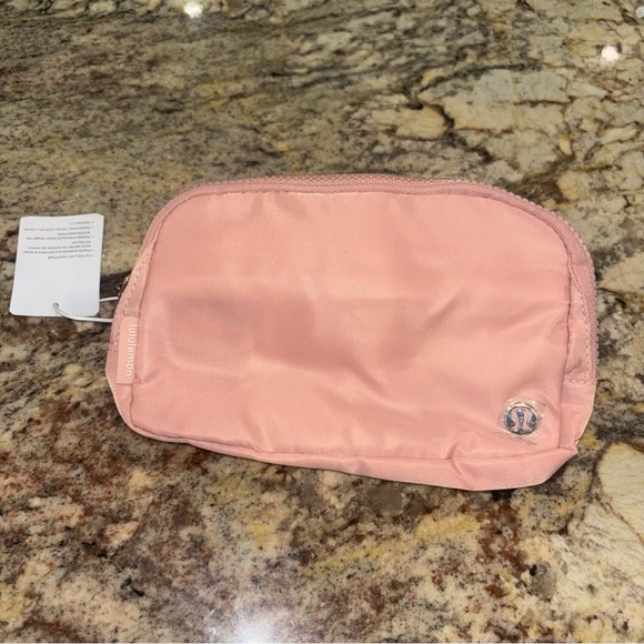 Lululemon Everywhere Belt Bag NWT - Picture 5 of 11
